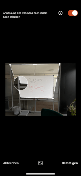Screenshot der Benutzeroberfläche der Scanner-App, die zeigt, wie ein Whiteboard in Echtzeit erfasst wird. Die Kamera des Smartphones scannt die Inhalte des Whiteboards, während die App die Benutzer durch den Scan-Prozess führt.