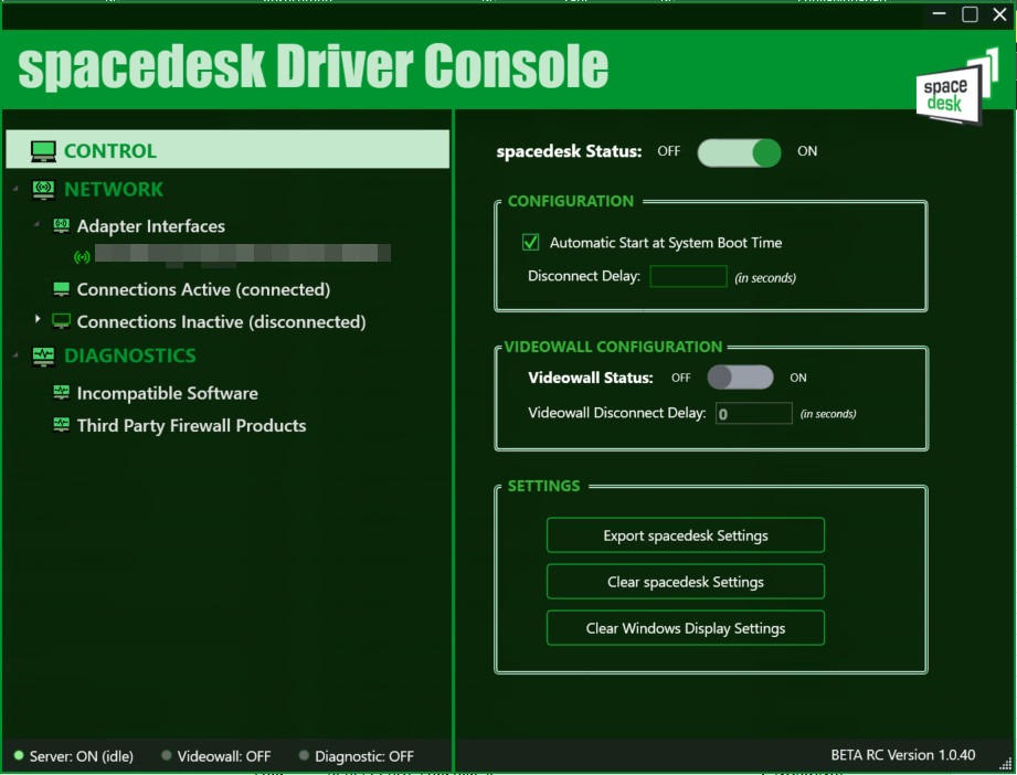 Screenshot der spacedesk Driver Console mit den Hauptoptionen für die Steuerung und Konfiguration. Der Status zeigt "ON" für die spacedesk- und "OFF" für die Videowall-Funktionen. Wichtige Einstellungen umfassen den automatischen Start beim Systemboot und die Trennungsverzögerung. Diagnosen zeigen inkompatible Software wie dritte Firewall-Produkte an. Die Oberfläche bietet Optionen zum Exportieren und Zurücksetzen von Einstellungen sowie den aktuellen Serverstatus.