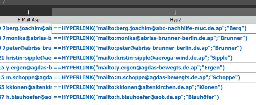 Screenshot, der die Ansicht der soeben erstellten Hyperlink-Formeln in Excel-Zellen zeigt. Die Formeln sind mit einem doppelten Gleichheitszeichen (==) versehen, um sicherzustellen, dass Excel sie als Formeln erkennt, nachdem das überflüssige Gleichheitszeichen entfernt wurde. Die Zellen enthalten die Struktur ==HYPERLINK("mailto:[E-Mail-Adresse]";"[Nachname]").