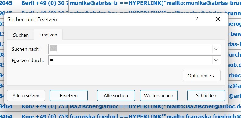 Screenshot, der die Funktion „Suchen und Ersetzen“ in Excel zeigt, um das doppelte Gleichheitszeichen (==) durch ein einfaches Gleichheitszeichen (=) zu ersetzen. Dies ermöglicht es, die zuvor eingefügten Hyperlink-Formeln korrekt zu aktivieren.