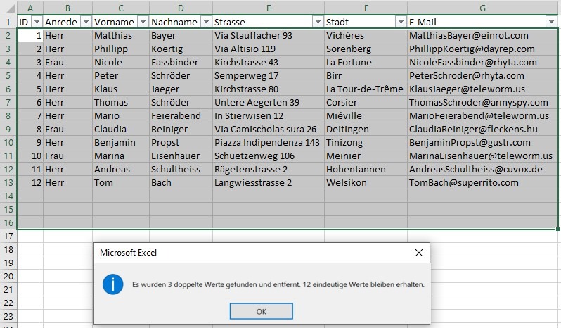 Screenshot der Tabelle, die von Duplikaten bereinigt wurde. Zusätzlich ist die Erfolgsmeldung von Excel zu sehen, die angibt, wie viele Duplikate entfernt wurden und wie viele Werte noch verbleiben.