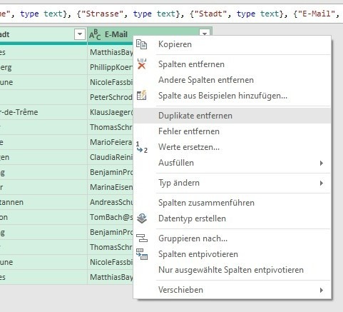 Screenshot, der den Power Query Editor zeigt. Eine Spalte ist ausgewählt, und der Befehl 'Duplikate entfernen' ist markiert.