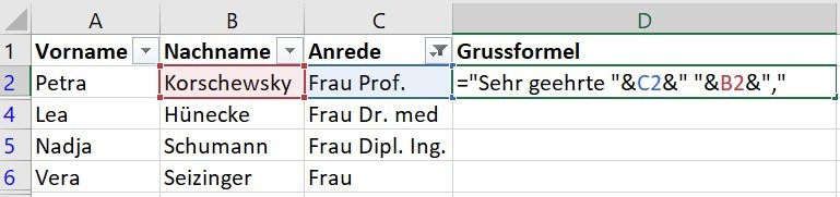 Screenshot von Excel, in dem in der Spalte für die Grussformel die Formel eingegeben wurde: ='Sehr geehrte '&C2&' '&B2&',' Diese Formel kombiniert die Anrede in C2 mit dem Vornamen in B2, um die korrekte Grussformel zu erstellen.