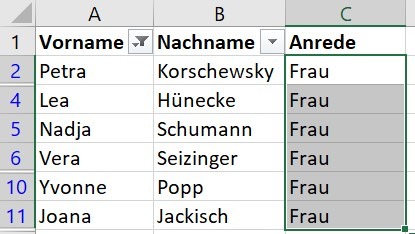 Screenshot einer Excel-Tabelle, bei der alle Vornamen auf weibliche Namen gefiltert wurden. Im danebenliegenden Anredefeld wurde 'Frau' mittels einer Kopierbewegung nach unten in die entsprechenden Zellen übertragen.