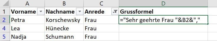 Screenshot von Excel, der die Zellen mit allen Datensätzen zeigt, die die Anrede 'Frau' haben. In einer zusätzlichen Spalte wird die entsprechende Grussformel generiert, wobei die Formel 'Sehr geehrte Frau '&B2&',' in das Feld eingefügt wurde.