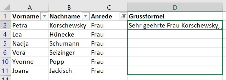 Screenshot von Excel, der zeigt, wie die Formel die korrekte Grussformel für die erste Zeile erzeugt hat. Im Auswahlwerkzeug ist zu sehen, wie die Formel nach unten in alle weiteren Felder kopiert wird, um die entsprechenden Grussformeln für alle Einträge zu generieren.