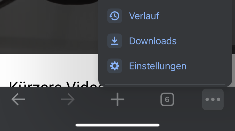 Ein Screenshot, der zeigt, wie die Einstellungen der Google Chrome-App auf dem Smartphone geöffnet werden können.