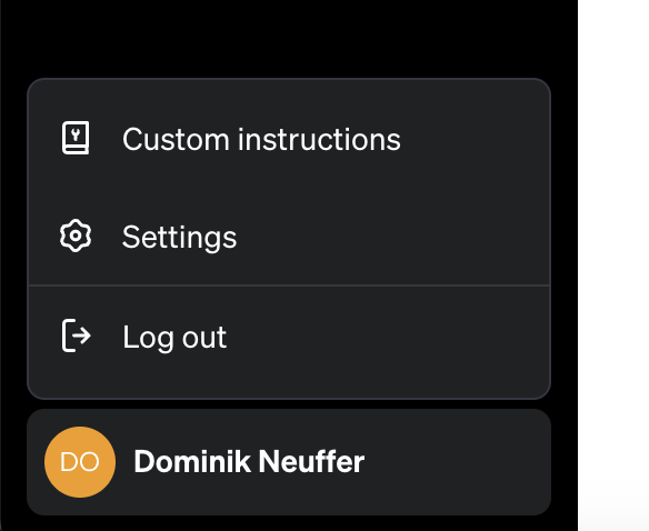 Ein Screenshot zeigt das Profilsymbol unten links mit der Option "Custom instructions" im Dropdown-Menü.