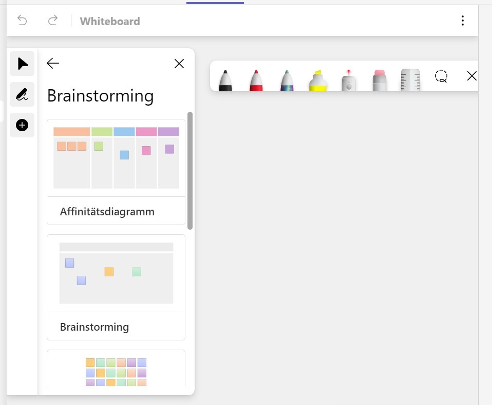 Screenshot des Whiteboards von Microsoft Teams. Die Vorlagen sind dezent am linken Rand angeordnet und bieten eine ähnliche Funktionalität wie bei anderen Whiteboard-Lösungen. Trotz des zurückhaltenden Designs stehen umfassende Werkzeuge zur visuellen Zusammenarbeit zur Verfügung, die mit Zooms Whiteboard vergleichbar sind.