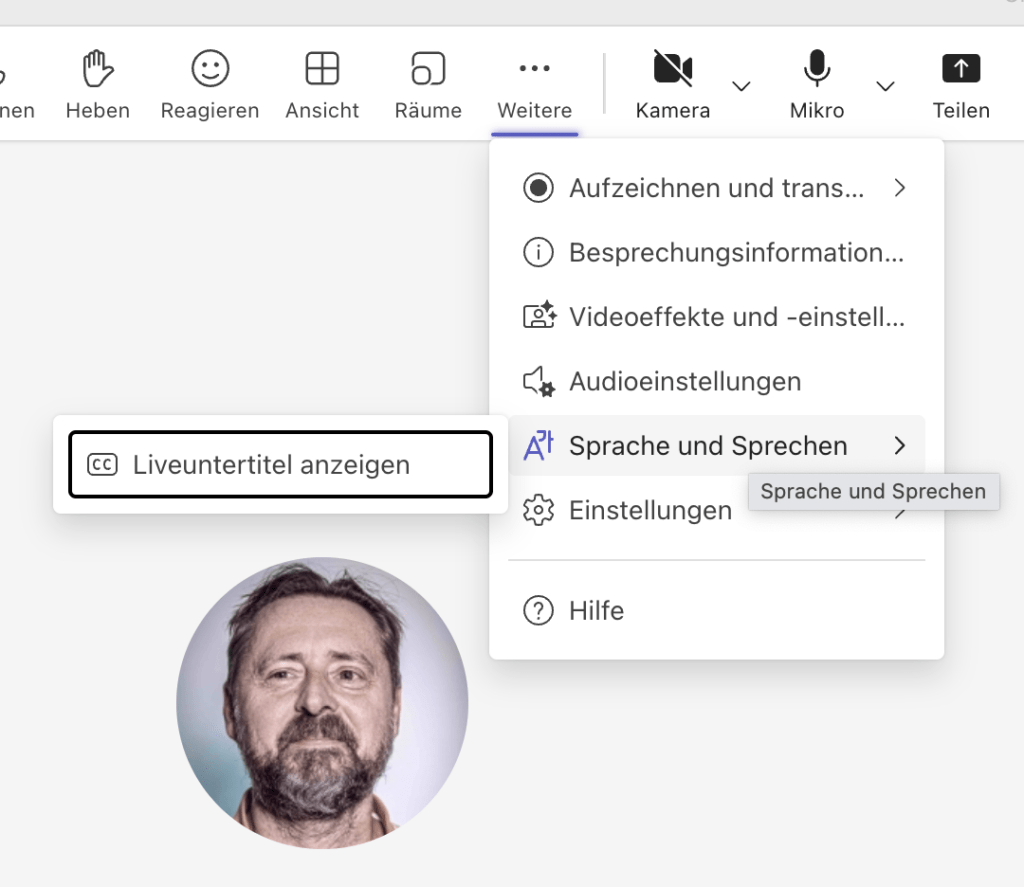 Screenshot der Microsoft Teams App während eines Anrufs, der zeigt, wie die Option zur Aktivierung von Untertiteln ausgewählt wird. Die Schaltfläche für Untertitel ist sichtbar.