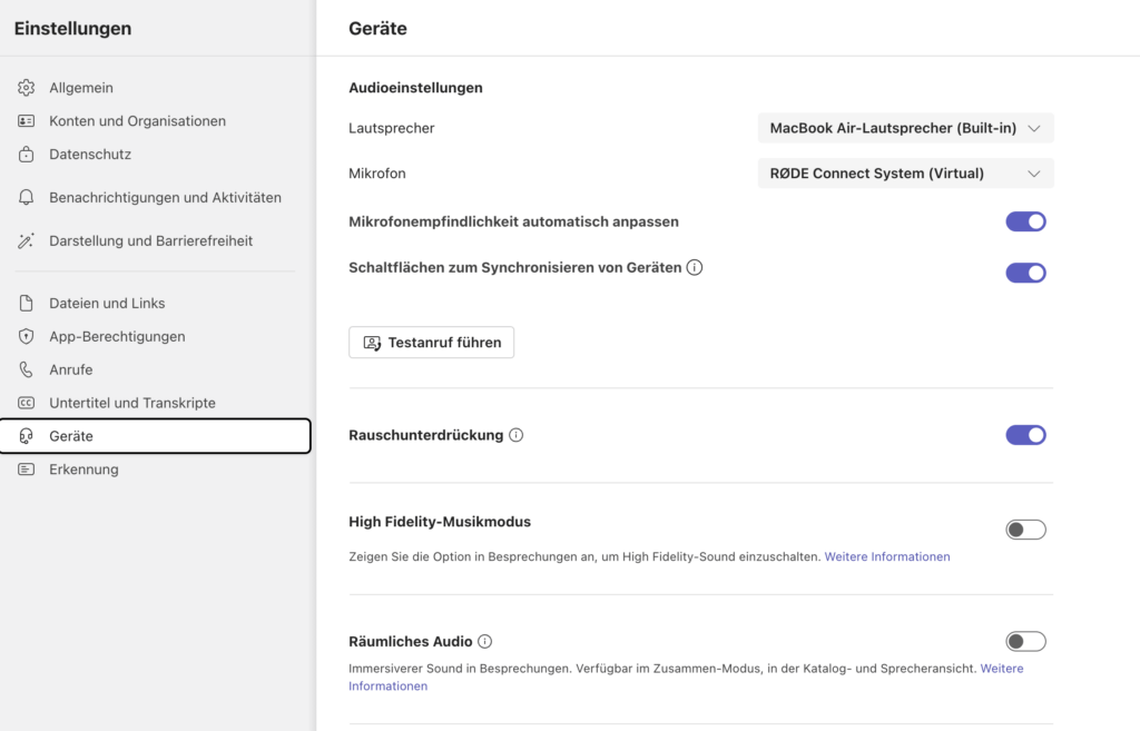 Screenshot der Microsoft Teams Geräte-Einstellungen. Auf der rechten Seite werden Audioeinstellungen angezeigt, darunter Optionen für Lautsprecher, Mikrofon, automatische Mikrofonempfindlichkeitsanpassung, Gerätesynchronisierung, High Fidelity-Musikmodus und räumliches Audio. Aktive Geräte: MacBook Air-Lautsprecher und RODE Connect System. Schaltflächen für Testanruf und Rauschunterdrückung vorhanden.