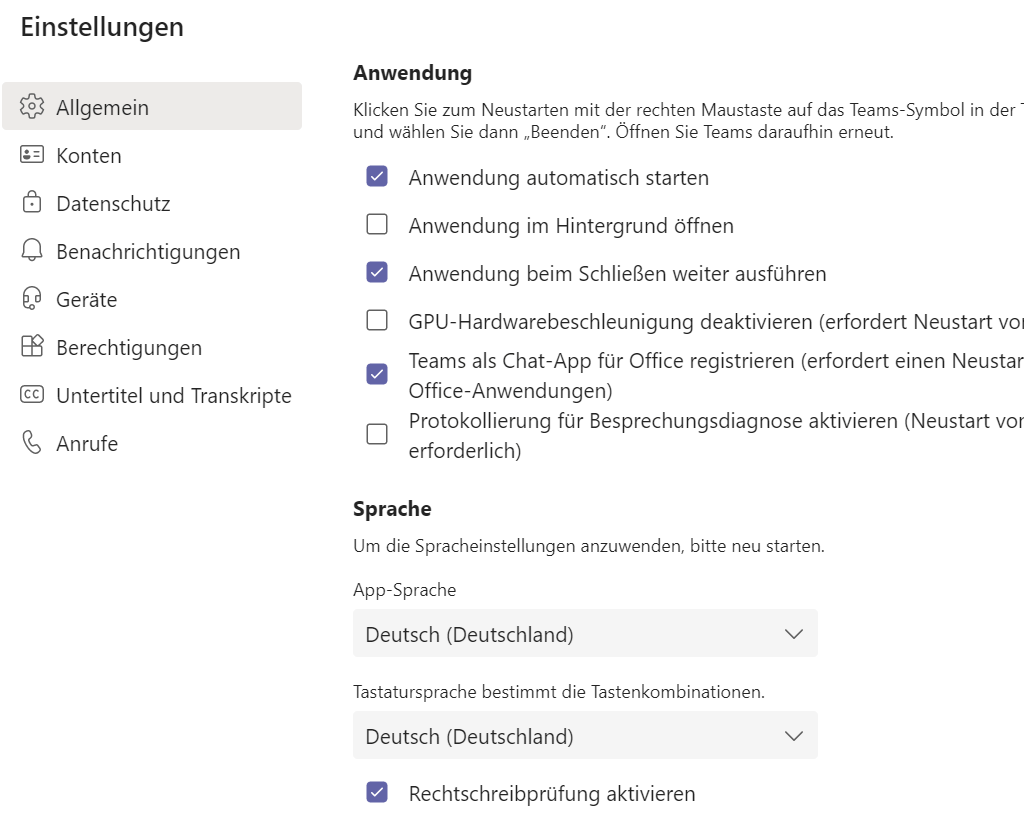 Screenshot, der das Ergebnis nach der Aktivierung der Rechtschreibprüfung in Microsoft Teams zeigt, einschliesslich der Korrekturmöglichkeiten und der richtigen Spracheinstellung unter «Konten verwalten» > «Allgemein» im Benutzerprofil.