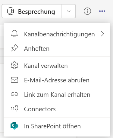 Screenshot, der die Option 'In SharePoint öffnen' im Kontextmenü eines Teams-Kanals zeigt. Diese Option ermöglicht es, direkt von einem Kanal zu den SharePoint-Dokumenten der zugehörigen Website zu wechseln.