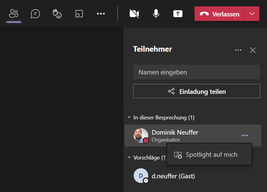 Screenshot aus Microsoft Teams, der zeigt, wie der Benutzer das Spotlight auf sich selbst setzt. Auf dem Bildschirm ist der Text ‚Spotlight auf mich‘ sichtbar, was darauf hinweist, dass der Benutzer hervorgehoben wird, um die Aufmerksamkeit der anderen Teilnehmenden zu lenken.