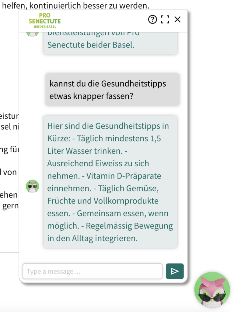 Screenshot des Chatbots Sophia auf der Website von Pro Senectute. Die Eule Sophia gibt in einem Chatfenster Gesundheitstipps, zum Beispiel zum richtigen Umgang mit der Sommerhitze. Die Benutzeroberfläche zeigt eine einfache und zugängliche Gestaltung, die auf die Bedürfnisse von Seniorinnen und Senioren zugeschnitten ist.