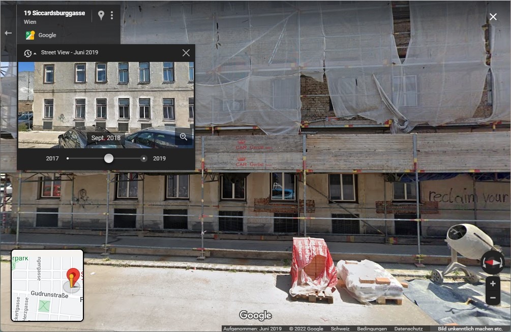 Screenshot von Google Street View, der eine Strasse in Wien zeigt. Eine Zeitleiste ist sichtbar, und ein kleines Fenster zeigt eine frühere Aufnahme im Vergleich zur aktuellen Street View. In der älteren Aufnahme ist keine Baustelle zu sehen.