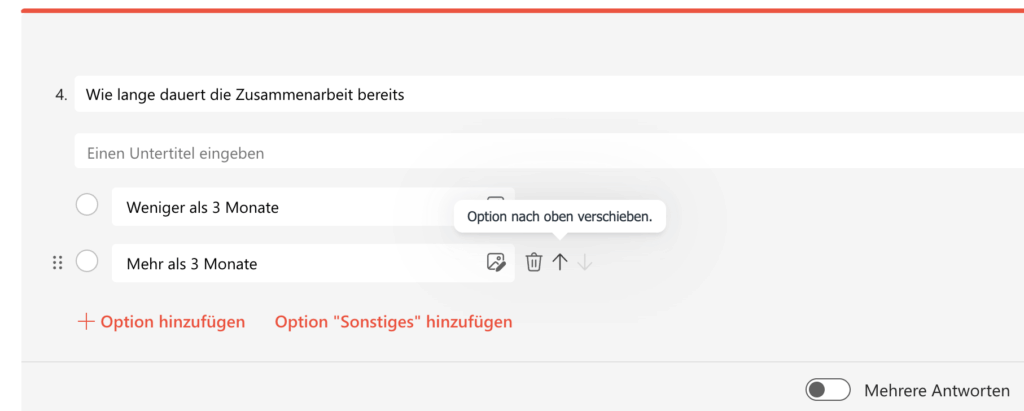 Screenshot einer Formular-Auswahlfrage mit den Optionen «Weniger als 3 Monate» und «Mehr als 3 Monate». Neben jeder Option sind Verschiebepfeile und ein Papierkorb zum Löschen sichtbar. Unter den Optionen sind die Schaltfläche «+ Option hinzufügen» und eine Checkbox mit der Beschriftung «Mehrere Antworten» zu sehen.