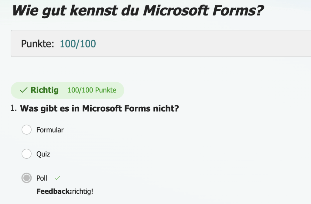 Screenshot einer Quizauswertung in Microsoft Forms. Oben steht «Wie gut kennst du Microsoft Forms?» mit dem Ergebnis «Punkte: 100/100». Die Frage «Was gibt es in Microsoft Forms nicht?» wird nochmals angezeigt, ebenso die gewählte Antwort («Poll») mit dem Feedback «richtig!».
