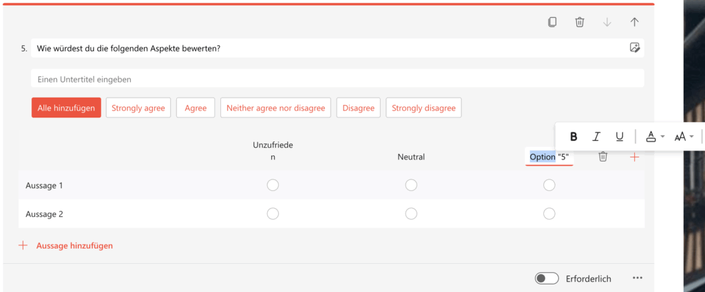 Screenshot einer Likert-Frage im Formular-Editor: Oben steht die Frage «Wie würdest du die folgenden Aspekte bewerten?». Darunter befinden sich Textfelder für einzelne Aussagen (Aussage 1, Aussage 2) sowie Spalten mit Bewertungsoptionen wie «Unzufrieden», «Neutral» und «Zufrieden». Es sind Schaltflächen sichtbar zum Hinzufügen weiterer Aussagen oder Antwortoptionen.