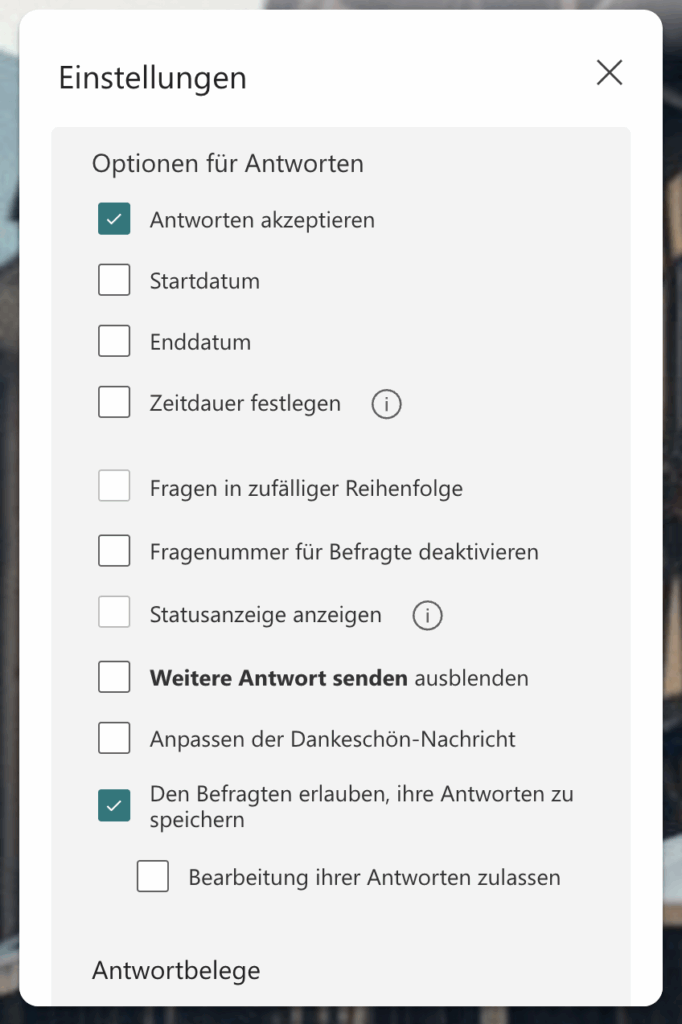 Screenshot der Antwortoptionen in Microsoft Forms: Einstellungen wie «Antworten akzeptieren», Start- und Enddatum, Zeitdauer, zufällige Fragenreihenfolge, Statusanzeige, Möglichkeit zur weiteren Antwort, Speicheroption für Befragte und Erlaubnis zur Bearbeitung der Antworten.