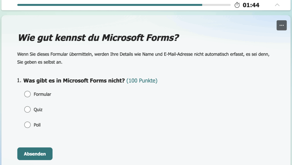 Screenshot eines Microsoft-Forms-Quiz mit der Frage «Was gibt es in Microsoft Forms nicht?» und drei Antwortoptionen. Die Punktezahl (100) ist angegeben. Oben rechts ist ein Countdown-Timer sichtbar, der die verbleibende Zeit anzeigt. Ein Hinweis erklärt, dass Name und E-Mail nicht automatisch erfasst werden.