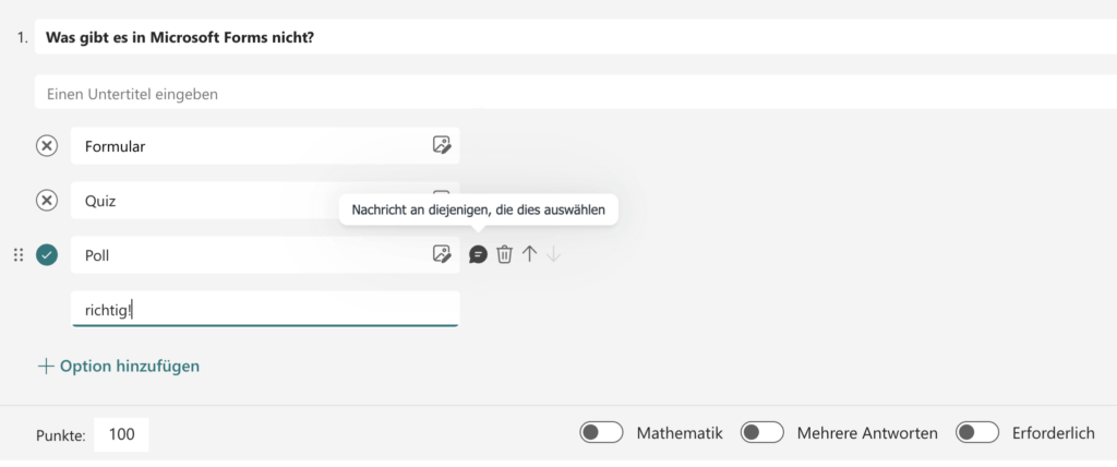 Screenshot aus dem Quiz-Modus von Microsoft Forms mit einer Beispiel-Frage («Was gibt es in Microsoft Forms nicht?») und drei Antwortmöglichkeiten. Die richtige Antwort ist markiert, 100 Punkte sind vergeben. Eine Nachricht für falsche Antworten kann über ein kleines Sprechblasensymbol hinzugefügt werden, das beim Mouseover erscheint.
