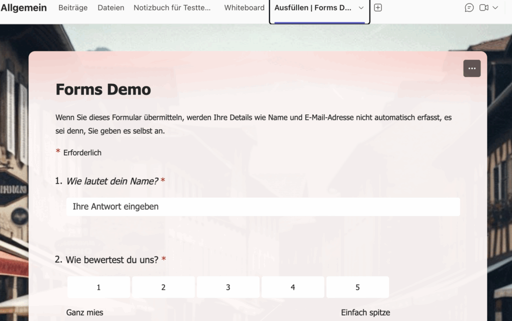 Screenshot eines Microsoft-Forms-Formulars, das in Microsoft Teams als Registerkarte geöffnet wurde. Zu sehen sind Formularfelder wie «Wie lautet dein Name?» (Pflichtfeld) und eine Bewertungsskala von 1 bis 5 mit Beschriftungen «Ganz mies» bis «Einfach spitze». Ein Hinweistext am Anfang des Formulars informiert darüber, dass Name und E-Mail nicht automatisch erfasst werden.