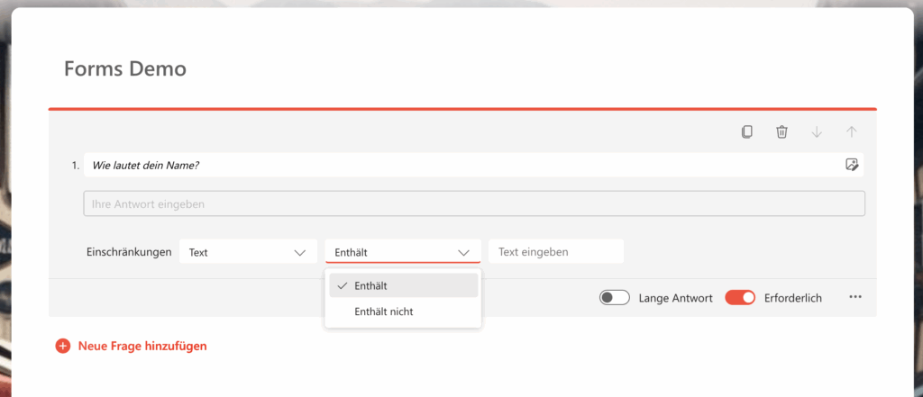 Screenshot einer Textfrage in Microsoft Forms. Geöffnet ist exemplarisch das Menü für Eingabebeschränkungen bei Textantworten – sichtbar sind Optionen zur Einschränkung des Textformats, ergänzt durch kontextabhängige Einstellungen und logische Bedingungen.