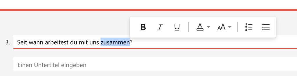 Screenshot eines Formulareditors: Die Frage «Seit wann arbeitest du mit uns zusammen?» ist als Datumsfeld eingefügt. Der Fragetext ist markiert, und darüber wird ein Bearbeitungsmenü eingeblendet mit Formatierungsoptionen wie Fett, Kursiv, Unterstrichen, Textfarbe, Schriftgrösse und Listenformat.