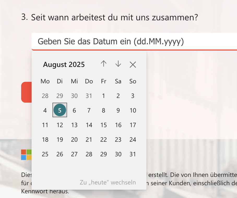 Screenshot der Vorschau eines Formulars mit der Frage «Seit wann arbeitest du mit uns zusammen?» und geöffnetem Kalenderpicker für die Datumseingabe. Der Kalender zeigt den Monat August 2025 mit Wochentagen und auswählbaren Datumsfeldern.