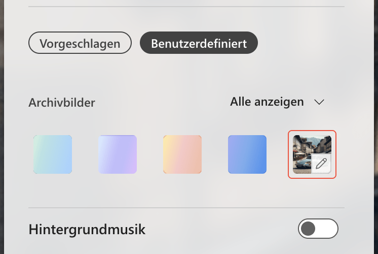 Screenshot der Designauswahl in Microsoft Forms: In der Rubrik «Benutzerdefiniert» ist das zuvor hinzugefügte eigene Design als Thumbnail sichtbar. Darüber sind die Tabs «Vorgeschlagen», «Benutzerdefiniert» und «Archivbilder» zu sehen sowie die Schaltflächen «Alle anzeigen» und «Hintergrundmusik».