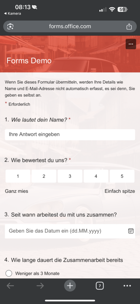 Mobile Ansicht des Feedbackformulars in Microsoft Forms. Zu sehen ist ein Smartphone-Bildschirm mit dem geöffneten Formular, das responsive dargestellt wird. Die Fragen zu Name, Bewertung und Beginn der Zusammenarbeit sind gut lesbar formatiert.